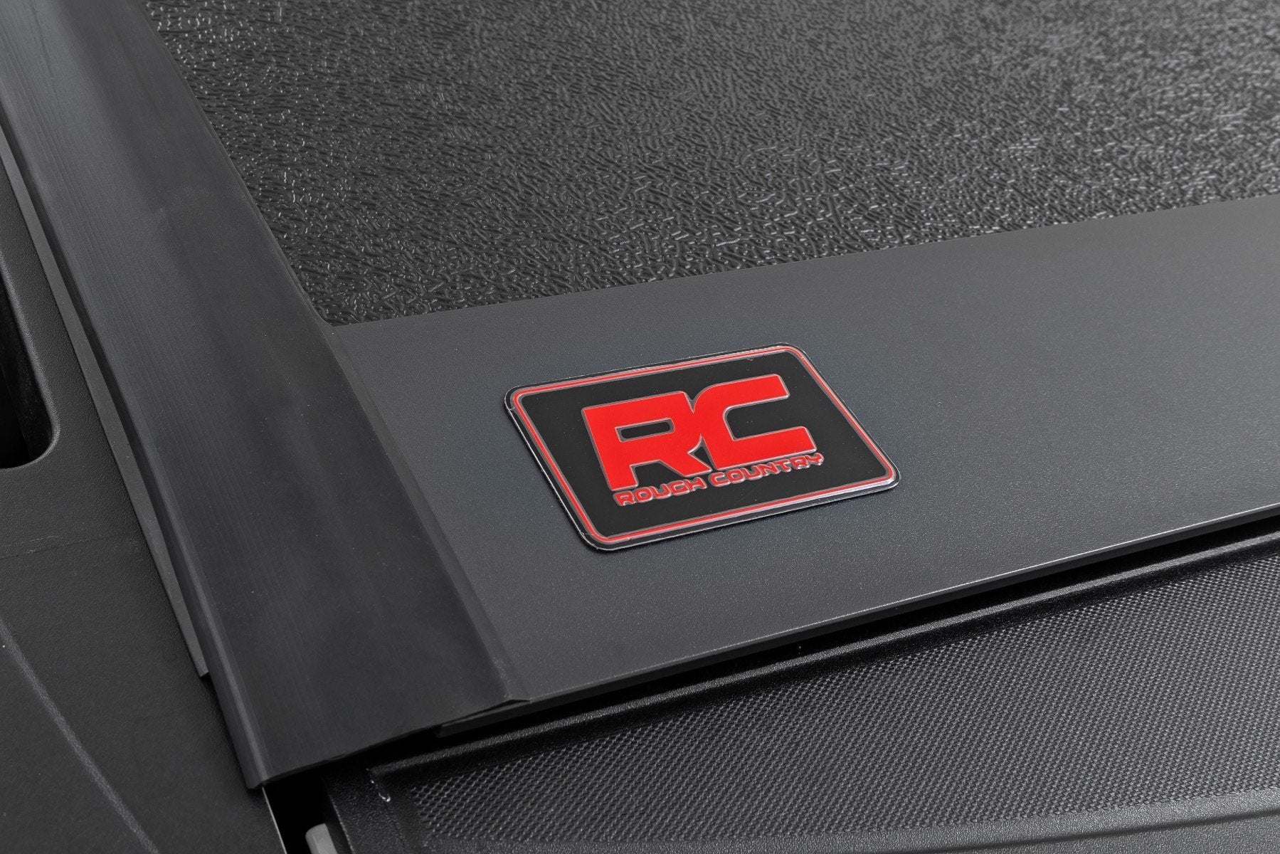 Hard Low Profile Bed Cover | 5'9" Bed | Rail Caps | Chevrolet Silverado/GMC Sierra 1500 | 2014-2018 | Rough Country | 47119551B - Image 6